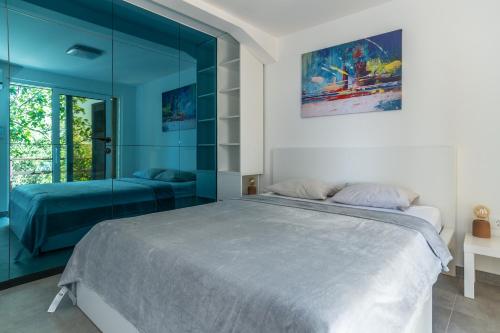 Ένα ή περισσότερα κρεβάτια σε δωμάτιο στο Azure Horizon Villa