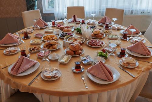 un tavolo con sopra piatti di cibo di Divaisib Termal Resort Hotel & Spa a Kozaklı