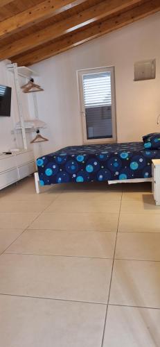 Hotel e Residence Il Faro Acciaroliにあるテレビまたはエンターテインメントセンター