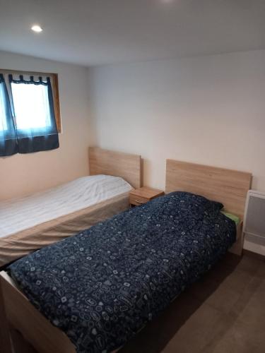 une chambre avec deux lits et une fenêtre dans l'établissement Terrain avec Mazet climatisé proche des plages - V0847, à Vias