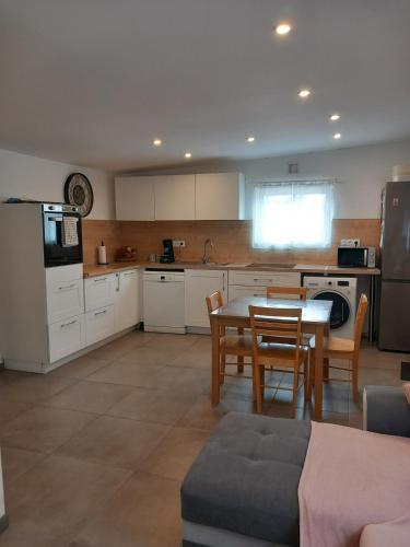 une cuisine avec une table et une salle à manger dans l'établissement Terrain avec Mazet climatisé proche des plages - V0847, à Vias