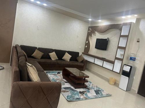 TV a/nebo společenská místnost v ubytování Large 2 Bedrooms 4 beds full apartment suitable for Families in Fayoum Dalah