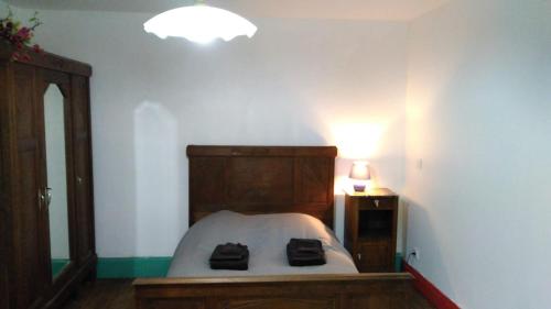 - une chambre avec un lit doté de 2 sacs noirs dans l'établissement Chez Alain, à Fontenoy-le-Château