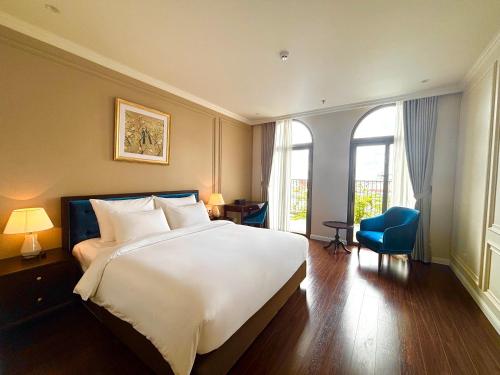 Una cama o camas en una habitación de Hotel Công Tử Bạc Liêu