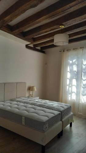 Ένα ή περισσότερα κρεβάτια σε δωμάτιο στο Maison avec vue le Vieux Mans