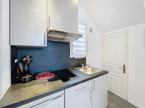 une petite cuisine avec un évier et une cuisinière dans l'établissement Studio - air conditioning - Juan-les-Pins city center, à Antibes