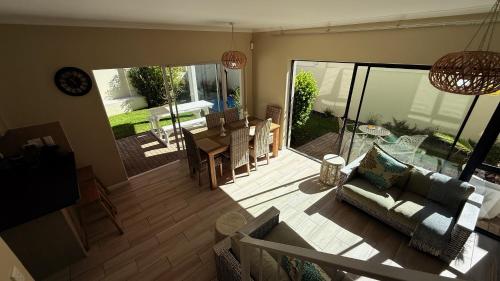 Χώρος καθιστικού στο Onrus Holiday Home on Private Estate with Pool