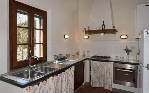 Η κουζίνα ή μικρή κουζίνα στο Badia di Morrona Agriturismo