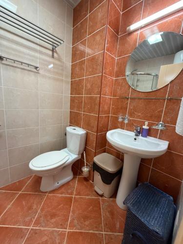 un bagno con WC e lavandino di Happy Time Studio a Petrovac na Moru