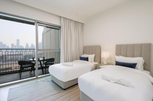 Postel nebo postele na pokoji v ubytování Livbnb Suites - Lavish 2BR w/ Burj Khalifa Views & Near Dubai Mall