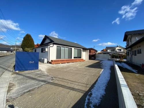 a house is being built with snow on the ground at 時間を忘れる貸別荘イーストブルー in Hatsukaichi