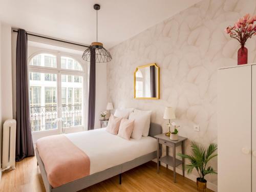 une chambre avec un lit et une fenêtre dans l'établissement Merveil - Family Suite - Louvre - Sentier II, à Paris