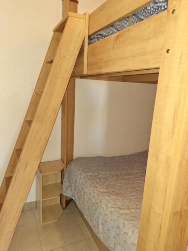 une chambre avec deux lits superposés en mezzanine avec un lit dans l'établissement Rare location vacances appartement Banyuls vue mer avec parking, à Banyuls-sur-Mer