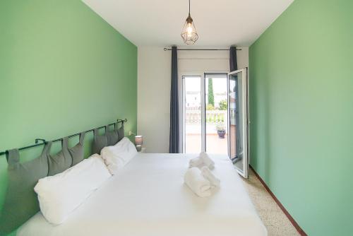 a bedroom with a large bed with white pillows at WELCS CASA 089 EMP cerca del mar in Empuriabrava