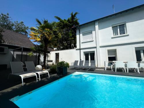 une piscine devant une maison dans l'établissement Twenty Fort Studio with Pool Lyon, à Villeurbanne