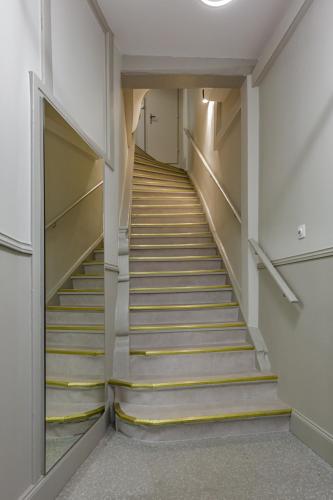 un escalier dans un bâtiment avec escalier dans l'établissement Cathedral Living, à Strasbourg