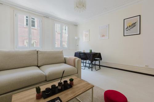 un salon avec un canapé et une table dans l'établissement Cathedral Living, à Strasbourg