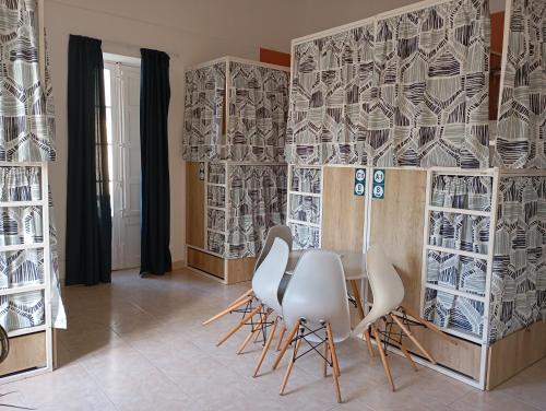 Zona de estar de Follow the Sun Boutique Hostel - Pool, Breakfast & Sea Views