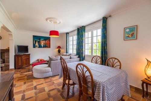 un salon avec une table et un canapé dans l'établissement Kersouri - grande maison proche plages, à Plestin-les-Grèves