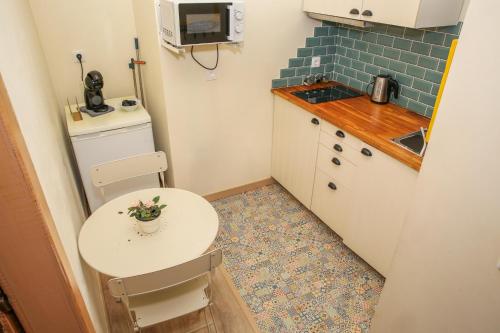 Η κουζίνα ή μικρή κουζίνα στο Quebra Costas Rooms Torres Vedras