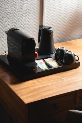 a desk with a radio and a tea pot on it at Naturhotel Sachsenbaude Oberwiesenthal - Indoor-Pool & Outdoor-Whirlpool in Kurort Oberwiesenthal