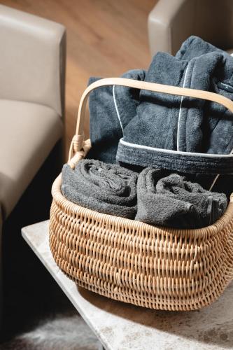 a basket filled with towels on a table at Naturhotel Sachsenbaude Oberwiesenthal - Indoor-Pool & Outdoor-Whirlpool in Kurort Oberwiesenthal