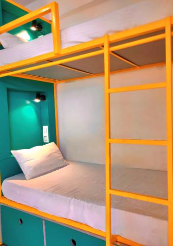 Ένα ή περισσότερα κρεβάτια σε δωμάτιο στο Bunks And Bed
