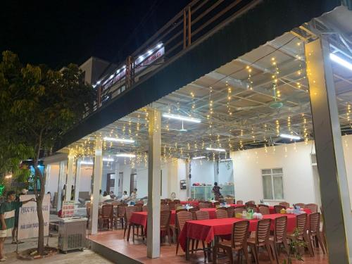 Un restaurante u otro lugar para comer en Việt Hưng Hotel Minh Châu