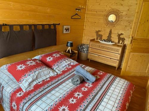 - une chambre avec un lit et une table avec un miroir dans l'établissement Chalet de Laveline, à Laveline