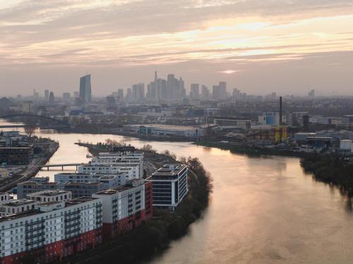 a view of a river with a city in the background at Rioca Hafeninsel Posto 8 in Offenbach