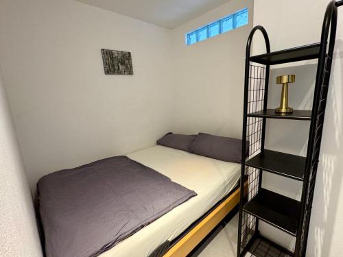 a small bedroom with a bunk bed and a shelf at Apartment am Minoritenhof in Sinzing