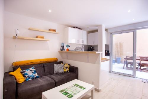 un salon avec un canapé et une table dans l'établissement Iero - Avec Jacuzzi à 4min de la Plage, à Bormes-les-Mimosas