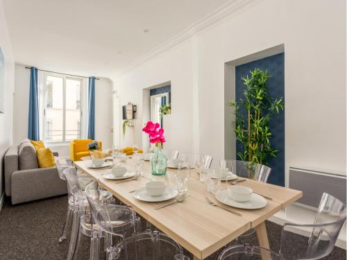 une salle à manger avec une table et des chaises dans l'établissement Merveil - Family Suite - Marais - Saint Denis II, à Paris
