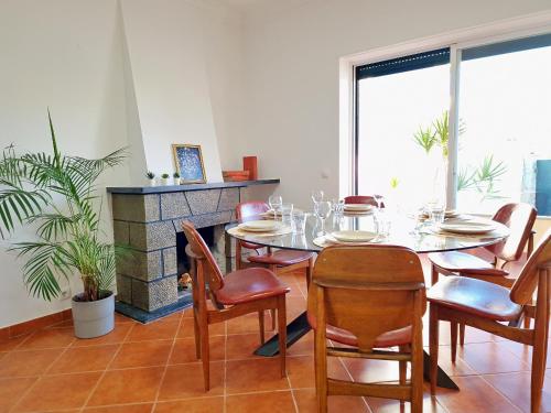 a dining room with a table and chairs at Mbird Rosario Family House in Cascais
