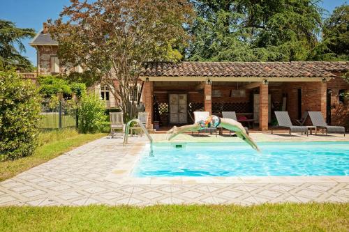 une personne sautant dans une piscine dans l'établissement Renovated Dovecote Near The City Of Albi, à Marssac-sur-Tarn