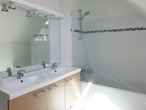 une salle de bain blanche avec un lavabo et une douche dans l'établissement RIVAGE 2 - Maison en bord de mer Carnac-Plage - C33, à Carnac