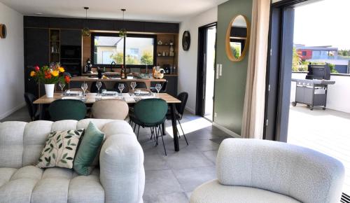 un salon avec un canapé et une table dans l'établissement Villa Au Rythme Des Marées, à Carantec