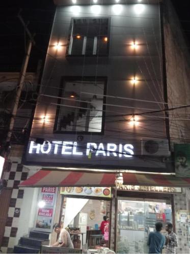una señal de hotel paris en el lateral de un edificio en Hotel paris, en Mohali