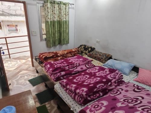 Postel nebo postele na pokoji v ubytování Geeta cottage