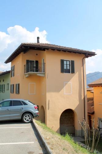 a car parked in front of a building at Casa Con Alma Lugano in Breganzona