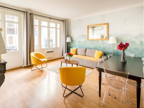 un salon avec un canapé et une table dans l'établissement Merveil - Family Suite - Champs Elysees - Mollien, à Paris