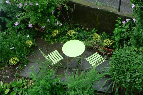 an overhead view of a table and two chairs in a garden at Casa Con Alma Lugano in Breganzona