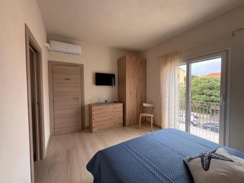 a bedroom with a blue bed and a window at House Pale Rooms in Palau