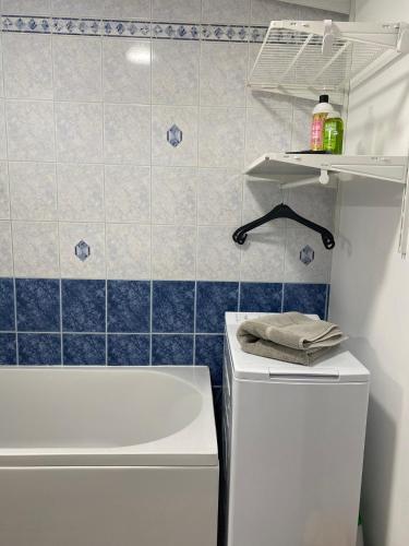 une salle de bain avec une baignoire, des toilettes et un lavabo dans l'établissement Cottage au calme dans les dunes, à Le Touquet-Paris-Plage