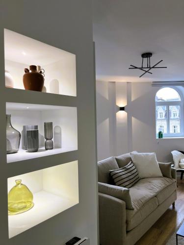 un salon avec un canapé et une fenêtre dans l'établissement Suite Isidore - 2 pers Esprit cabane urbaine, à Charleville-Mézières