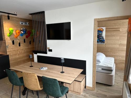 une salle à manger avec une table et des chaises en bois dans l'établissement Appartement T3 - Emplacement exceptionnel - entrée indépendante - entièrement rénové, à Tignes