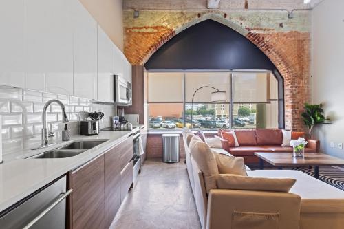 an open kitchen and living room with a couch at Luxury - Kay Bailey - Free Parking in Dallas