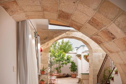 an arched hallway with an archway in a house at Corte Curatolo in Martano