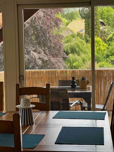 une pièce avec une table et des chaises et une grande fenêtre dans l'établissement Apartment near Lake Annecy, à Menthon-Saint-Bernard
