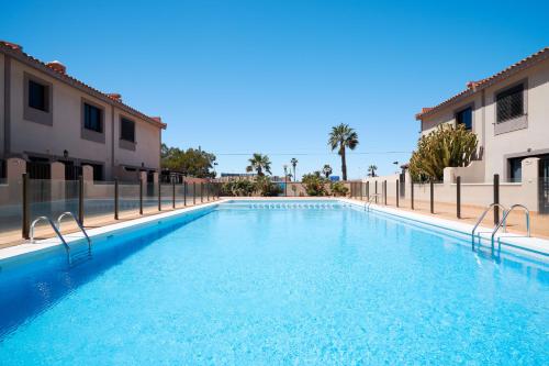 una piscina frente a dos edificios en EDEN RENTALS Malvasia Hideaway, en El Médano